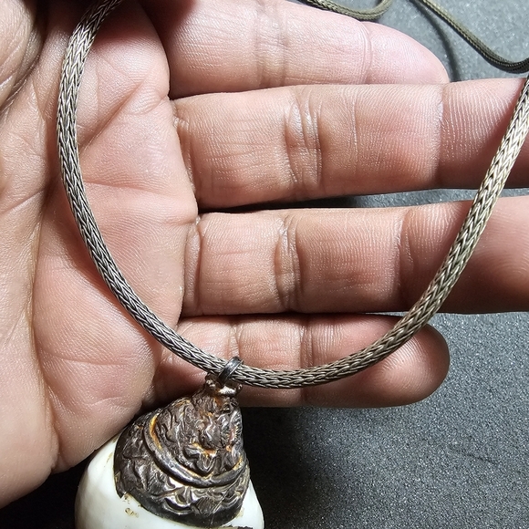 Vintage Sterling Silver Dipped Natural Conch Shell Necklace Ornate Pattern on a - Picture 8 of 8